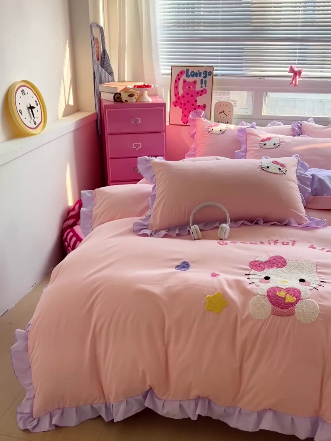 91家纺网 家纺一手货源 找家纺 雨菲家纺 2025新款水洗棉毛巾绣萌趣花边四件套--爱心猫蝴蝶结樱桃 爱心猫  粉紫