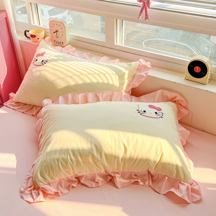 91家纺网 家纺一手货源 找家纺 雨菲家纺 2025新款水洗棉毛巾绣萌趣花边四件套--爱心猫蝴蝶结樱桃 爱心猫  奶黄粉