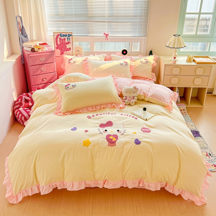 91家纺网 家纺一手货源 找家纺 雨菲家纺 2025新款水洗棉毛巾绣萌趣花边四件套--爱心猫蝴蝶结樱桃 爱心猫  奶黄粉