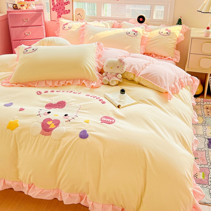 91家纺网 家纺一手货源 找家纺 雨菲家纺 2025新款水洗棉毛巾绣萌趣花边四件套--爱心猫蝴蝶结樱桃 爱心猫  奶黄粉