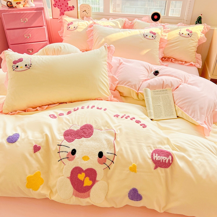 91家纺网 家纺一手货源 找家纺 雨菲家纺 2025新款水洗棉毛巾绣萌趣花边四件套--爱心猫蝴蝶结樱桃 爱心猫  奶黄粉