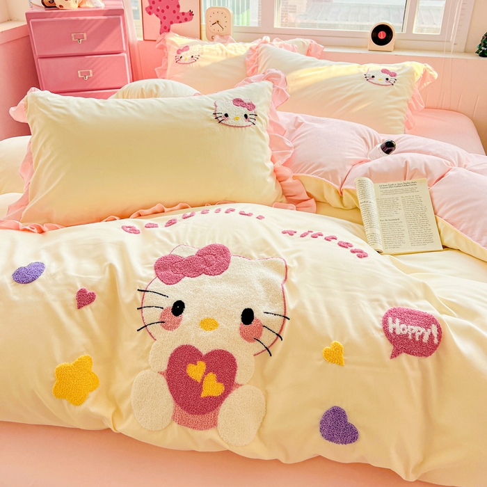 91家纺网 家纺一手货源 找家纺 雨菲家纺 2025新款水洗棉毛巾绣萌趣花边四件套--爱心猫蝴蝶结樱桃 爱心猫  奶黄粉