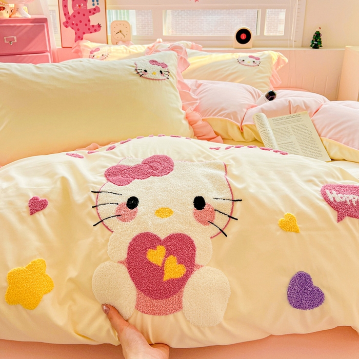 91家纺网 家纺一手货源 找家纺 雨菲家纺 2025新款水洗棉毛巾绣萌趣花边四件套--爱心猫蝴蝶结樱桃 爱心猫  奶黄粉