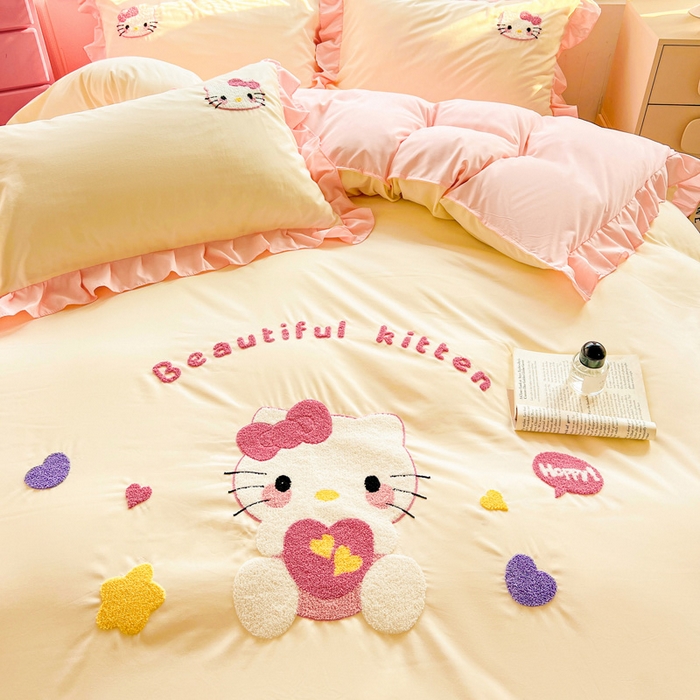 91家纺网 家纺一手货源 找家纺 雨菲家纺 2025新款水洗棉毛巾绣萌趣花边四件套--爱心猫蝴蝶结樱桃 爱心猫  奶黄粉