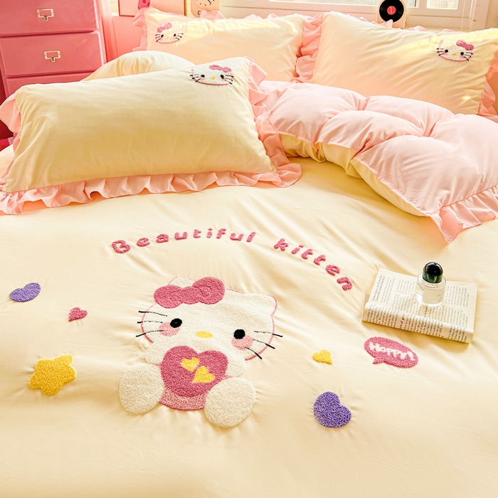 91家纺网 家纺一手货源 找家纺 雨菲家纺 2025新款水洗棉毛巾绣萌趣花边四件套--爱心猫蝴蝶结樱桃 爱心猫  奶黄粉