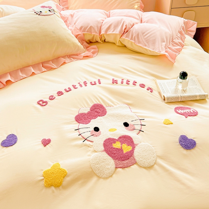 91家纺网 家纺一手货源 找家纺 雨菲家纺 2025新款水洗棉毛巾绣萌趣花边四件套--爱心猫蝴蝶结樱桃 爱心猫  奶黄粉