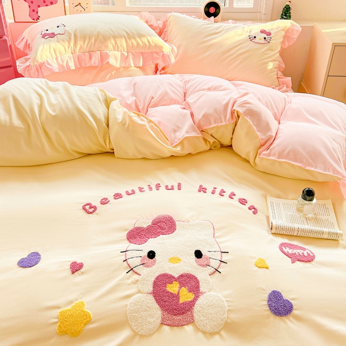 91家纺网 家纺一手货源 找家纺 雨菲家纺 2025新款水洗棉毛巾绣萌趣花边四件套--爱心猫蝴蝶结樱桃 爱心猫  奶黄粉