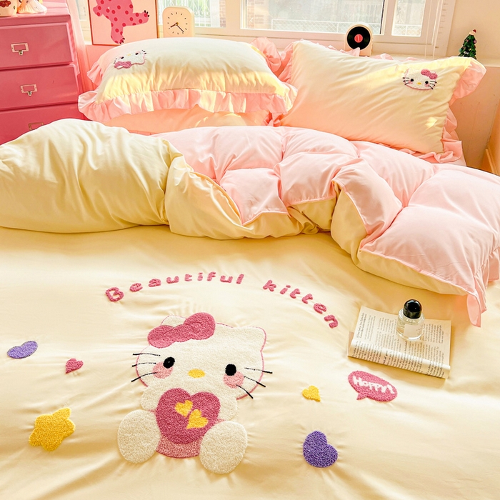 91家纺网 家纺一手货源 找家纺 雨菲家纺 2025新款水洗棉毛巾绣萌趣花边四件套--爱心猫蝴蝶结樱桃 爱心猫  奶黄粉