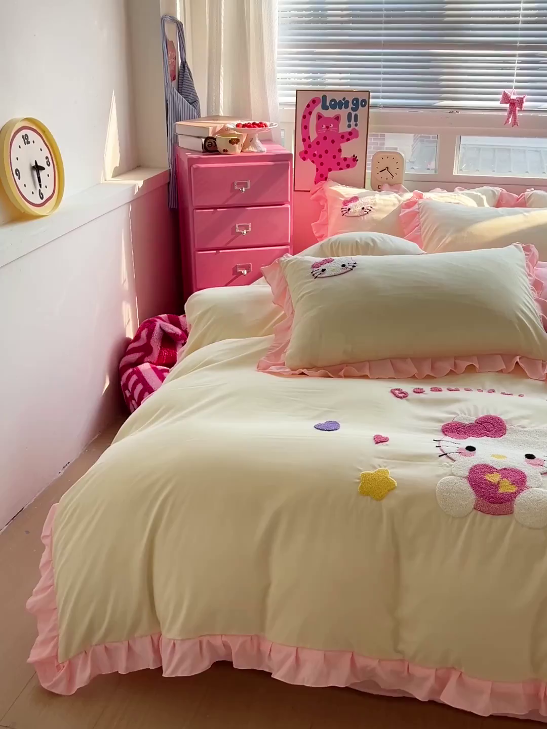 91家纺网 家纺一手货源 找家纺 雨菲家纺 2025新款水洗棉毛巾绣萌趣花边四件套--爱心猫蝴蝶结樱桃 爱心猫  奶黄粉