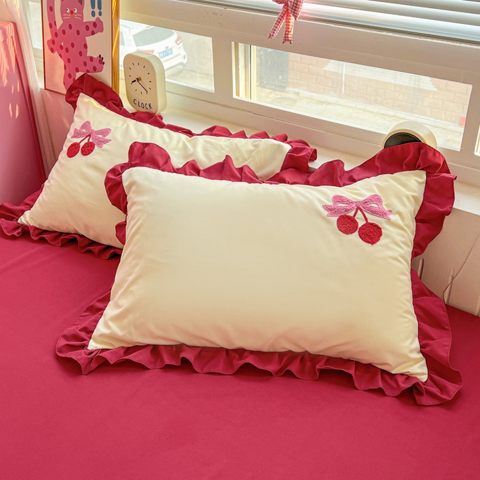 91家纺网 家纺一手货源 找家纺 雨菲家纺 2025新款水洗棉毛巾绣萌趣花边四件套--爱心猫蝴蝶结樱桃 蝴蝶结樱桃  红