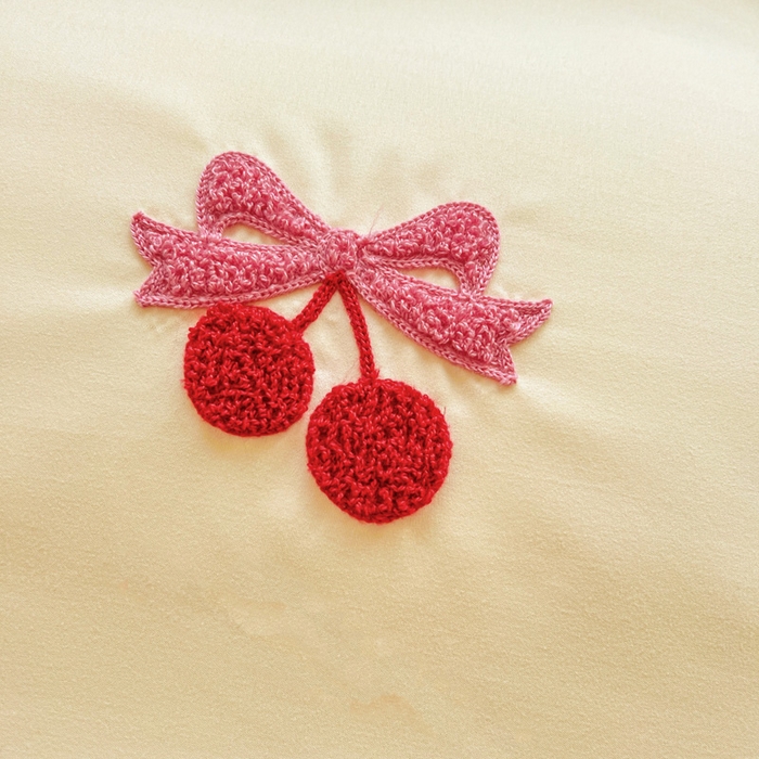 91家纺网 家纺一手货源 找家纺 雨菲家纺 2025新款水洗棉毛巾绣萌趣花边四件套--爱心猫蝴蝶结樱桃 蝴蝶结樱桃  红