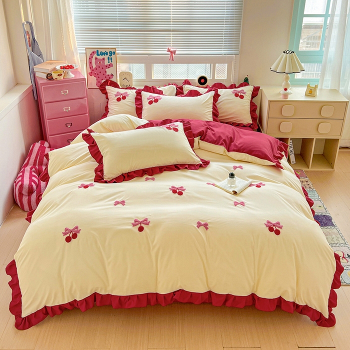 91家纺网 家纺一手货源 找家纺 雨菲家纺 2025新款水洗棉毛巾绣萌趣花边四件套--爱心猫蝴蝶结樱桃 蝴蝶结樱桃  红