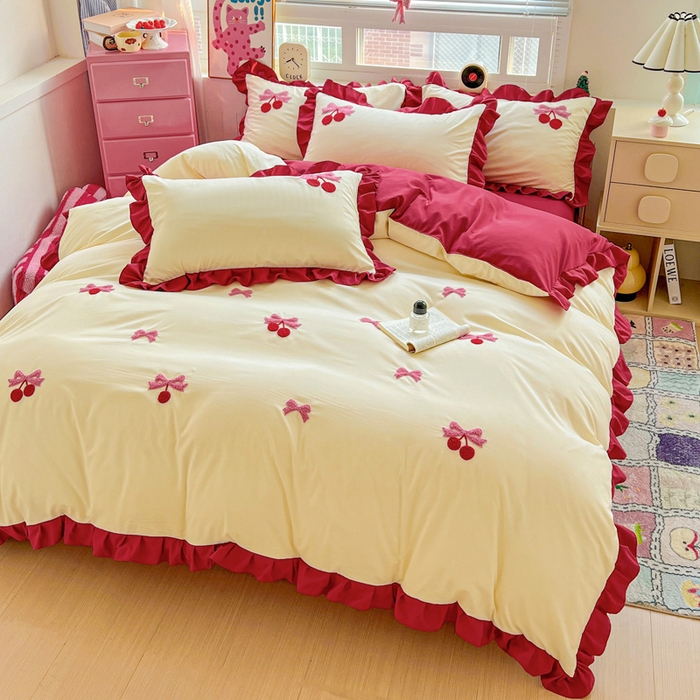 91家纺网 家纺一手货源 找家纺 雨菲家纺 2025新款水洗棉毛巾绣萌趣花边四件套--爱心猫蝴蝶结樱桃 蝴蝶结樱桃  红