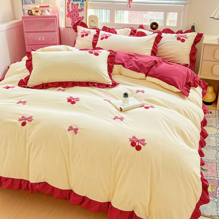 91家纺网 家纺一手货源 找家纺 雨菲家纺 2025新款水洗棉毛巾绣萌趣花边四件套--爱心猫蝴蝶结樱桃 蝴蝶结樱桃  红