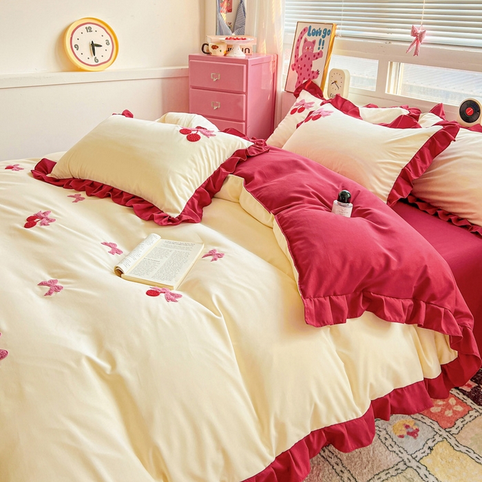 91家纺网 家纺一手货源 找家纺 雨菲家纺 2025新款水洗棉毛巾绣萌趣花边四件套--爱心猫蝴蝶结樱桃 蝴蝶结樱桃  红