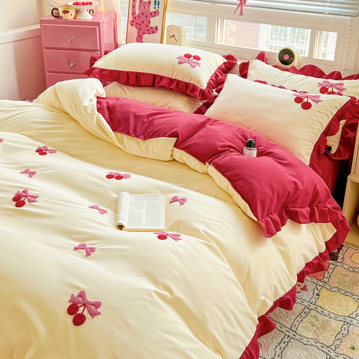 91家纺网 家纺一手货源 找家纺 雨菲家纺 2025新款水洗棉毛巾绣萌趣花边四件套--爱心猫蝴蝶结樱桃 蝴蝶结樱桃  红