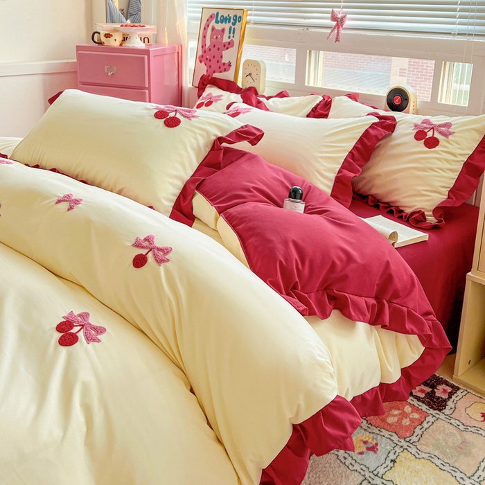 91家纺网 家纺一手货源 找家纺 雨菲家纺 2025新款水洗棉毛巾绣萌趣花边四件套--爱心猫蝴蝶结樱桃 蝴蝶结樱桃  红