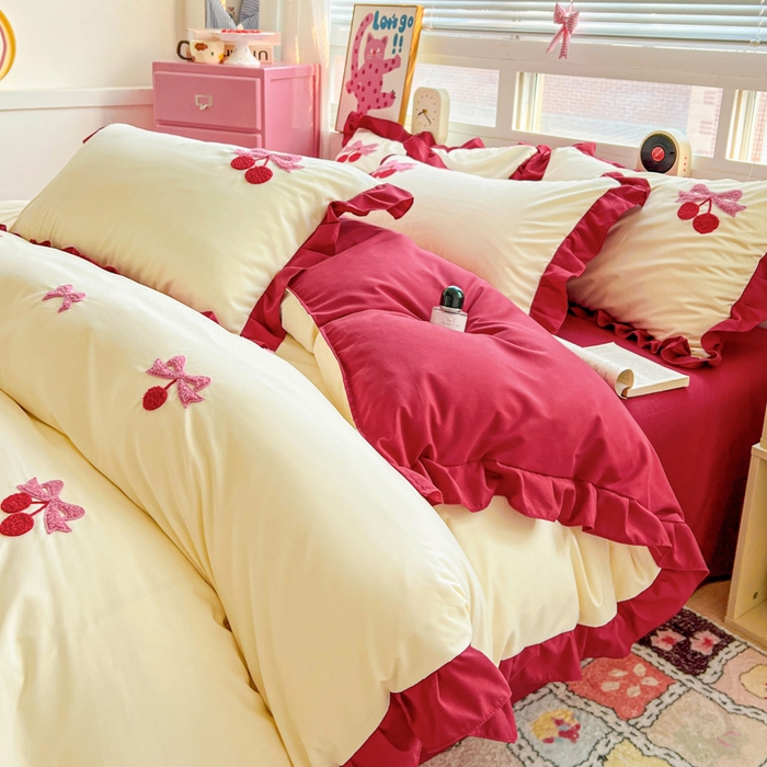 91家纺网 家纺一手货源 找家纺 雨菲家纺 2025新款水洗棉毛巾绣萌趣花边四件套--爱心猫蝴蝶结樱桃 蝴蝶结樱桃  红