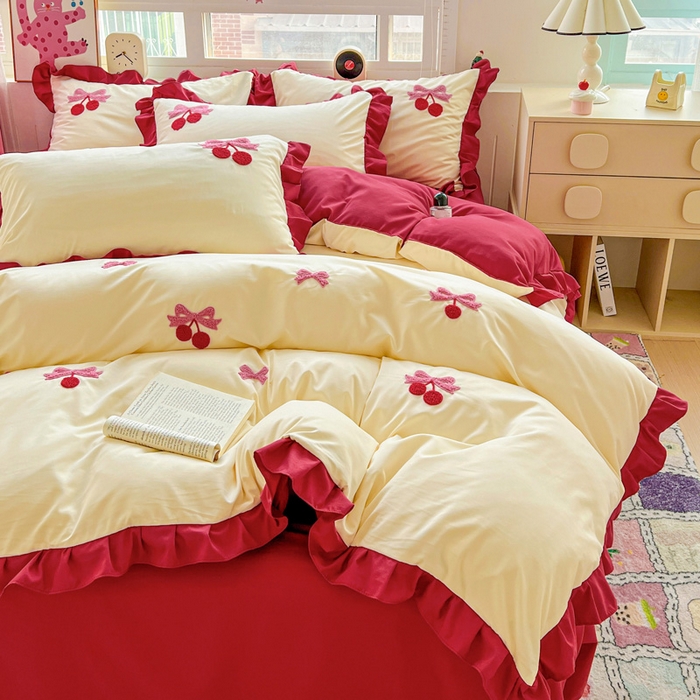 91家纺网 家纺一手货源 找家纺 雨菲家纺 2025新款水洗棉毛巾绣萌趣花边四件套--爱心猫蝴蝶结樱桃 蝴蝶结樱桃  红