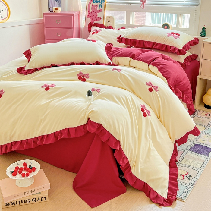 91家纺网 家纺一手货源 找家纺 雨菲家纺 2025新款水洗棉毛巾绣萌趣花边四件套--爱心猫蝴蝶结樱桃 蝴蝶结樱桃  红