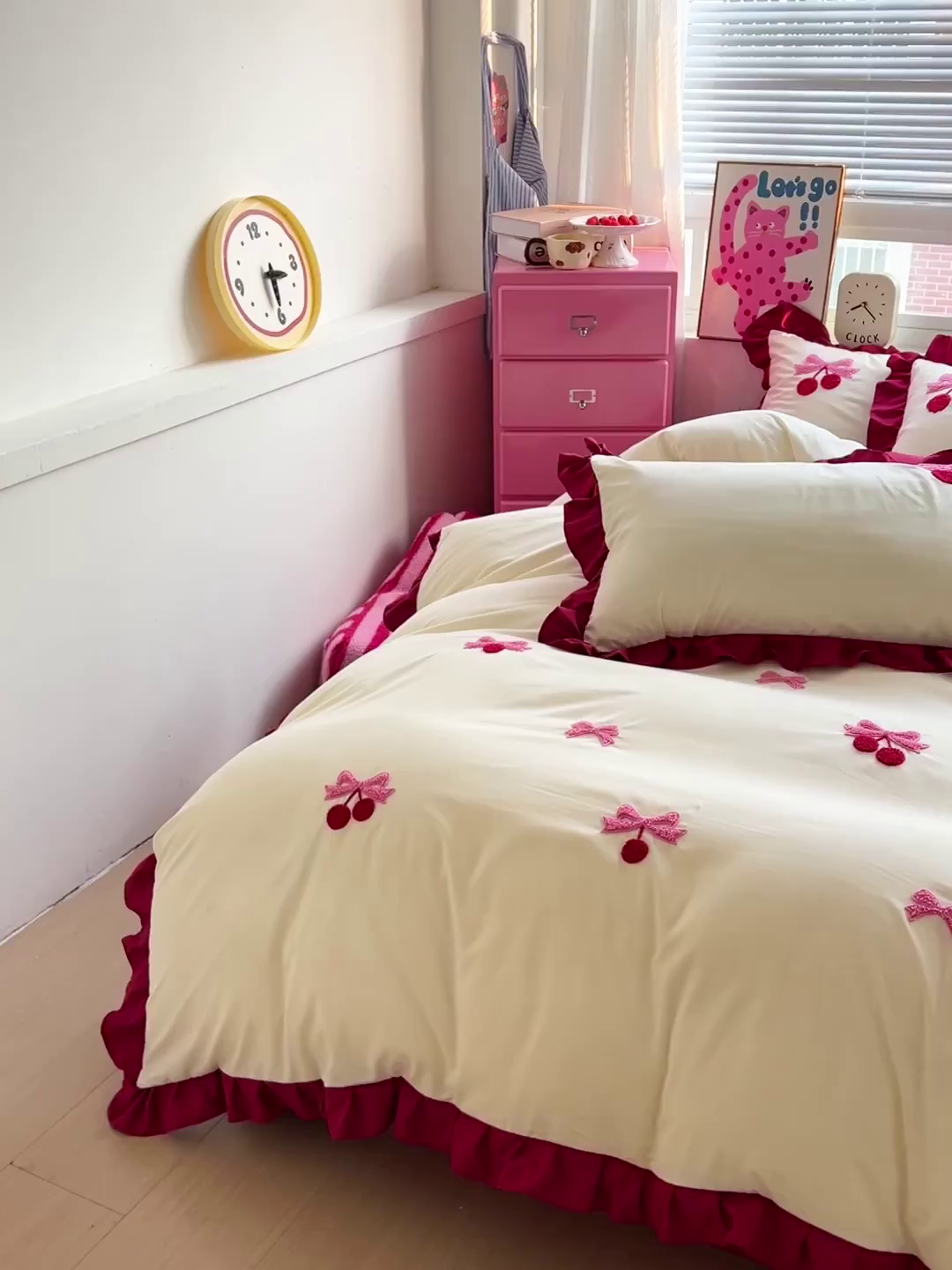 91家纺网 家纺一手货源 找家纺 雨菲家纺 2025新款水洗棉毛巾绣萌趣花边四件套--爱心猫蝴蝶结樱桃 蝴蝶结樱桃  红