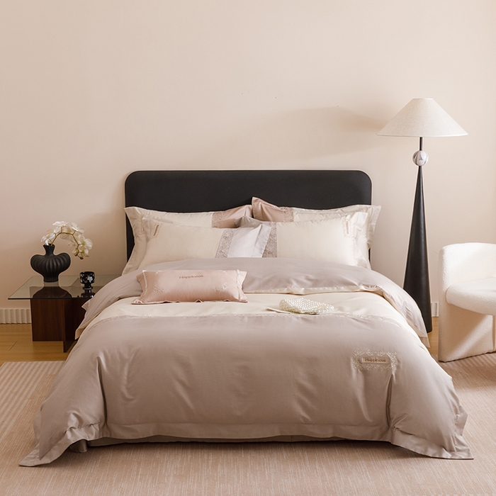 91家纺网 家纺一手货源 找家纺 艾莱家纺 2025新款A类100支长绒棉纯棉四件套-玛格丽特 玛格丽特-烟紫灰-奶油黄