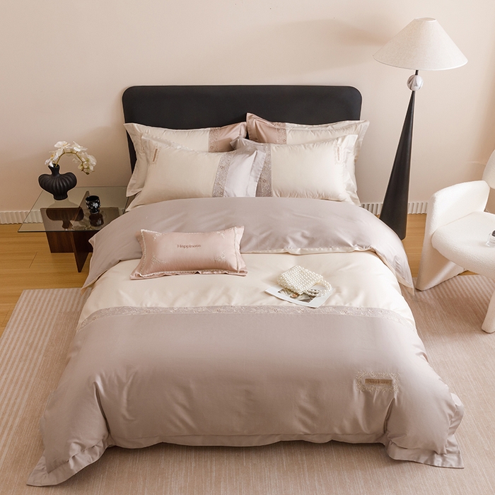 91家纺网 家纺一手货源 找家纺 艾莱家纺 2025新款A类100支长绒棉纯棉四件套-玛格丽特 玛格丽特-烟紫灰-奶油黄