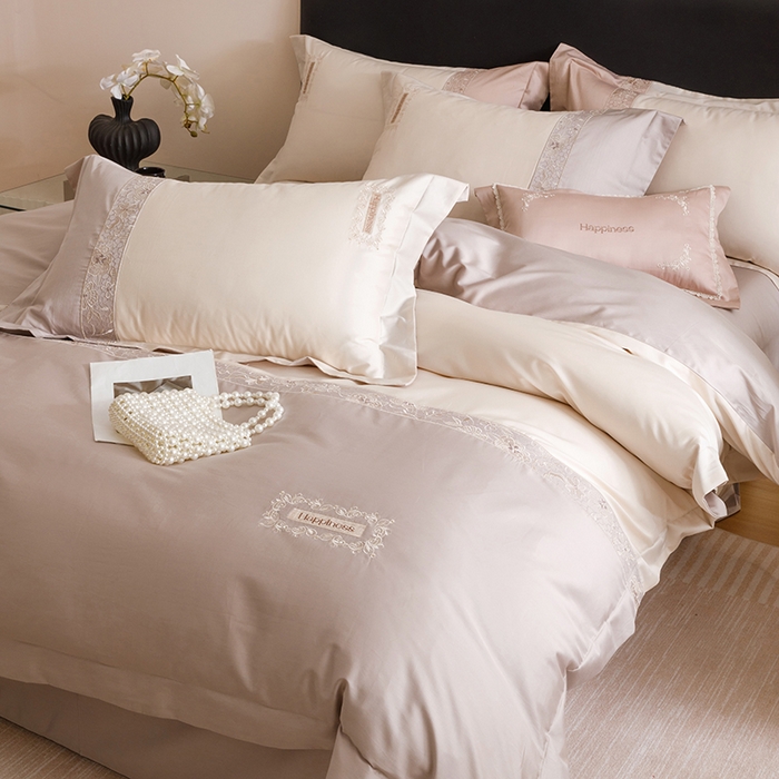 91家纺网 家纺一手货源 找家纺 艾莱家纺 2025新款A类100支长绒棉纯棉四件套-玛格丽特 玛格丽特-烟紫灰-奶油黄