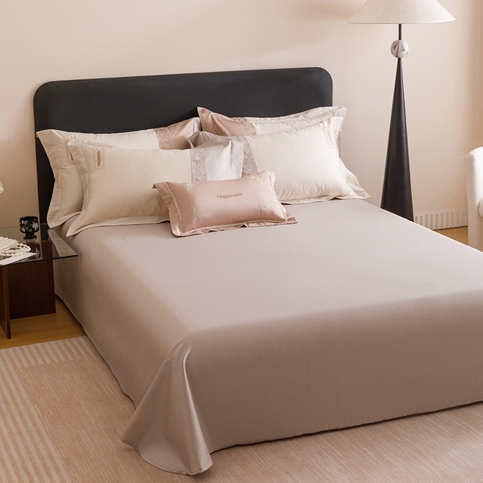 91家纺网 家纺一手货源 找家纺 艾莱家纺 2025新款A类100支长绒棉纯棉四件套-玛格丽特 玛格丽特-烟紫灰-奶油黄