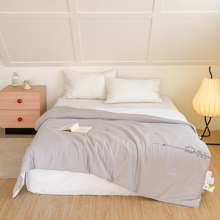 91家纺网 家纺一手货源 找家纺 大彩家居 2025新款A类针织四季被-场景二 香草灰