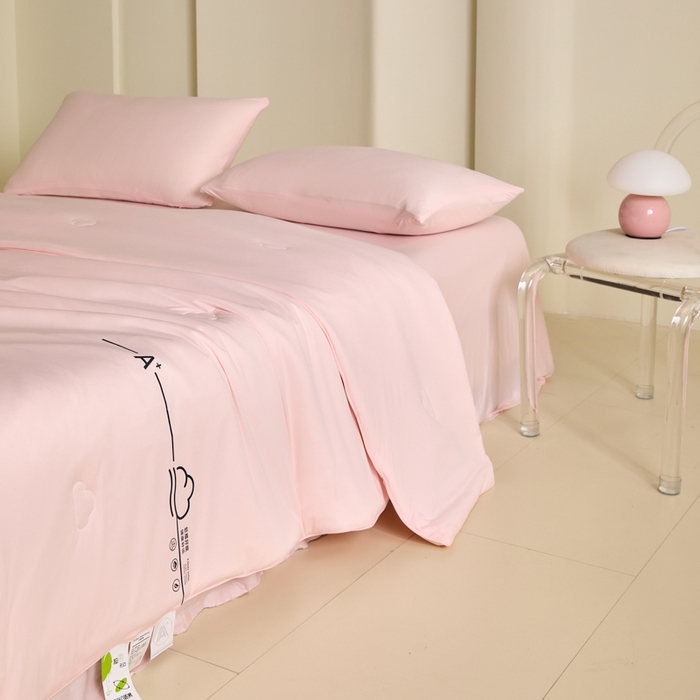 91家纺网 家纺一手货源 找家纺 大彩家居 2025新款A类针织四季被-场景一 樱花粉