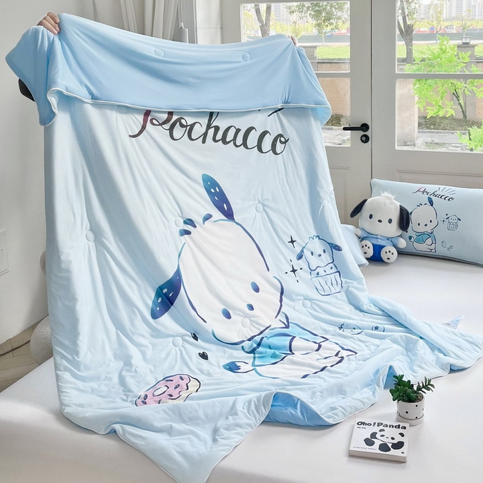 91家纺网 家纺一手货源 找家纺 蘭菲家纺 2025新款三丽鸥卡通印花夏被 恰恰.蓝