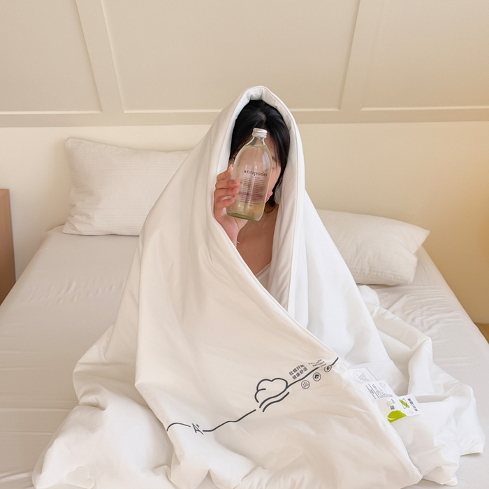 91家纺网 家纺一手货源 找家纺 大彩家居 2025新款A类针织四季被-场景二 米白色