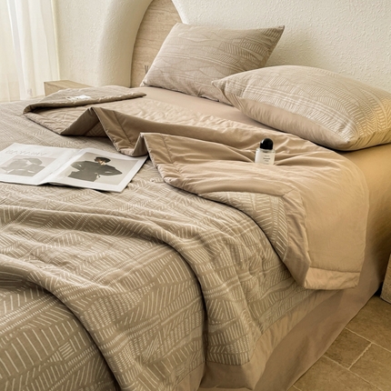 91家纺网 家纺一手货源 找家纺 寐眠 2025新款全棉三层纱提花夏被四件套 与时春秋