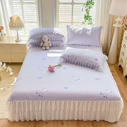 91家纺网 家纺一手货源 找家纺 优贝 2025新款直播爆款卡皮巴拉系列冰豆豆凉席床裙款 小熊-紫