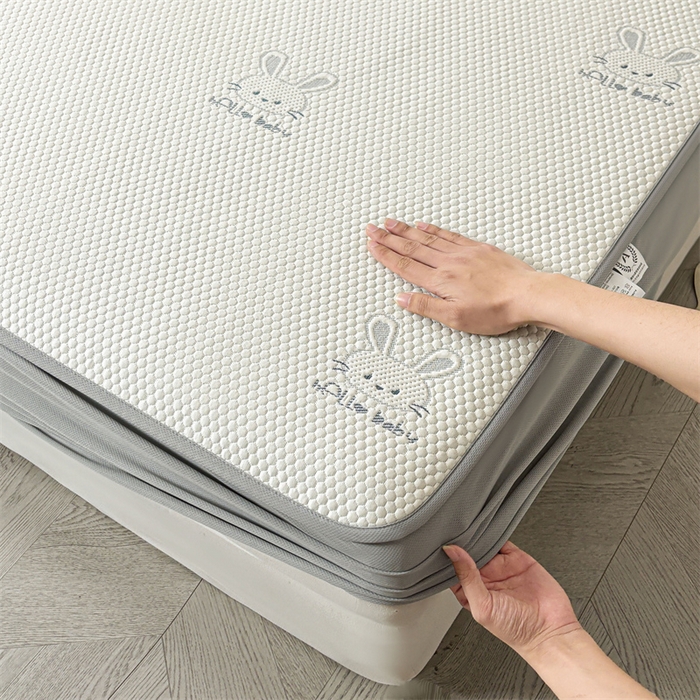 91家纺网 家纺一手货源 找家纺 雯豆家纺 2025新款PE凉感提花冰丝床笠三件套全包中分子床罩床垫保护套 吉祥兔-床笠款