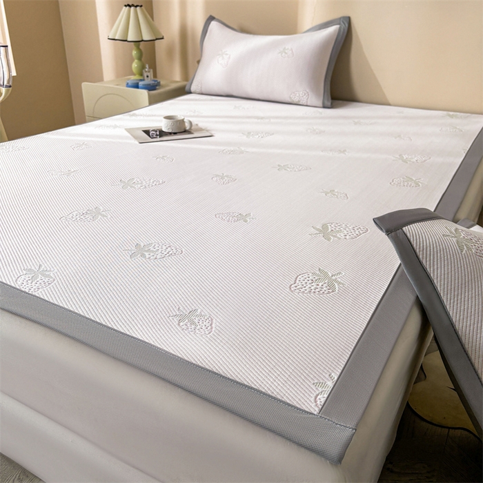 91家纺网 家纺一手货源 找家纺 雯豆家纺 2025新款PE高分子凉感提花凉席三件套绑带款席子平铺席 草莓甜心-绑带款