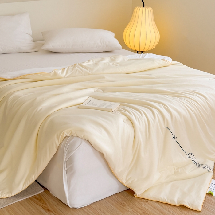 91家纺网 家纺一手货源 找家纺 大彩家居 2025新款A类针织四季被-场景二 奶黄色