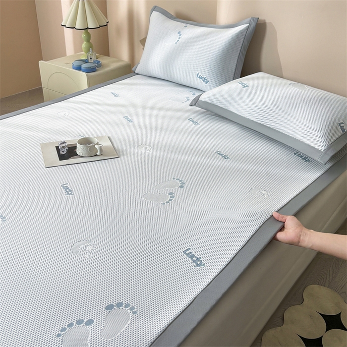 91家纺网 家纺一手货源 找家纺 雯豆家纺 2025新款PE高分子凉感提花凉席三件套绑带款席子平铺席 小脚印-绑带款