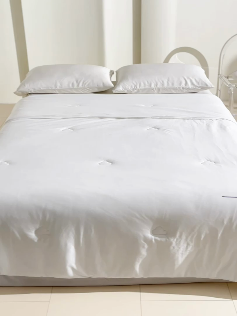 91家纺网 家纺一手货源 找家纺 大彩家居 2025新款A类针织四季被-场景一 米白色