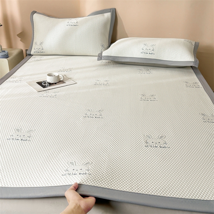 91家纺网 家纺一手货源 找家纺 雯豆家纺 2025新款PE高分子凉感提花凉席三件套绑带款席子平铺席 吉祥兔-绑带款