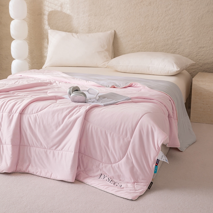 91家纺网 家纺一手货源 找家纺 茧羽世家 2025新款沁柔双镜抗菌系列夏被夏凉被空调被 胭脂粉拼灰