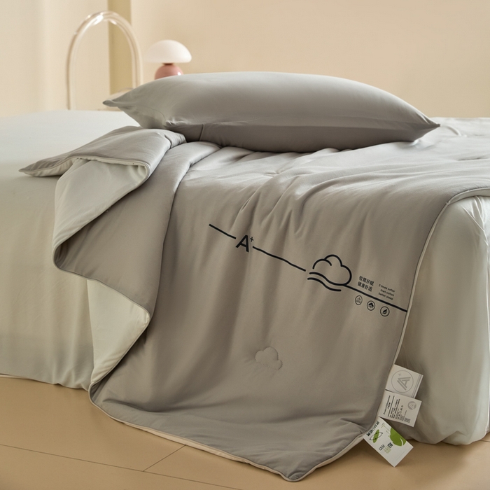 91家纺网 家纺一手货源 找家纺 大彩家居 2025新款A类针织四季被-场景一 香草灰