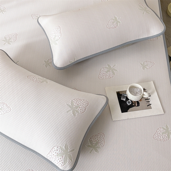 91家纺网 家纺一手货源 找家纺 雯豆家纺 2025新款PE凉感提花冰丝床笠三件套全包中分子床罩床垫保护套 草莓甜心-床笠款