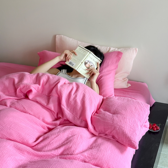 91家纺网 家纺一手货源 找家纺 山舍家居 2025新款皱皱双层纱纯色四件套 春日玫红