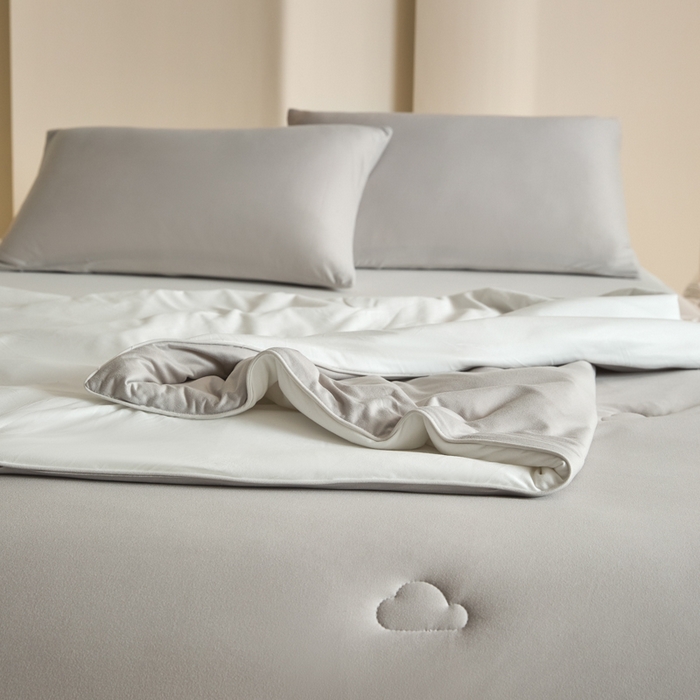 91家纺网 家纺一手货源 找家纺 大彩家居 2025新款A类针织四季被-场景一 香草灰