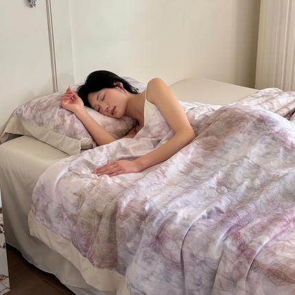 91家纺网 家纺一手货源 找家纺 （总）亿莱鑫 2025新款7A抗菌超软柔肤棉轻奢床裙款夏凉被 空调被 被子夏被四件套-蝶恋花系列