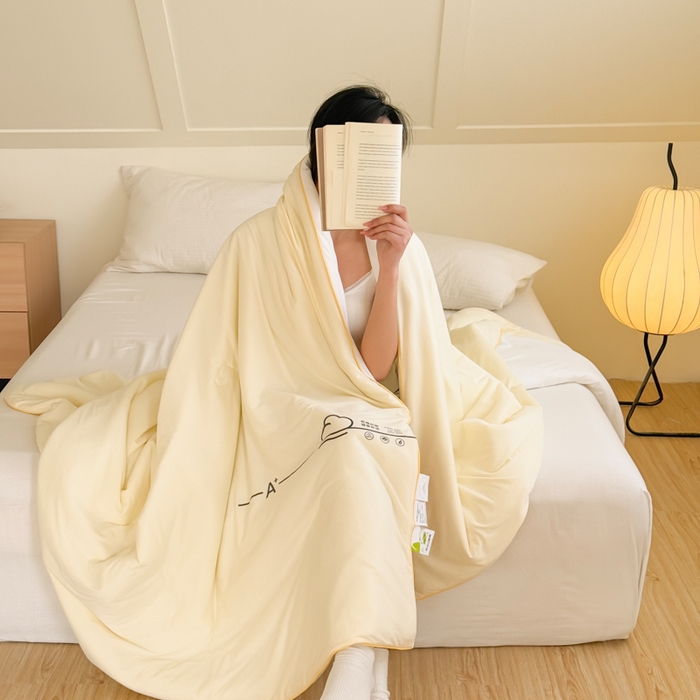 91家纺网 家纺一手货源 找家纺 大彩家居 2025新款A类针织四季被-场景二 奶黄色