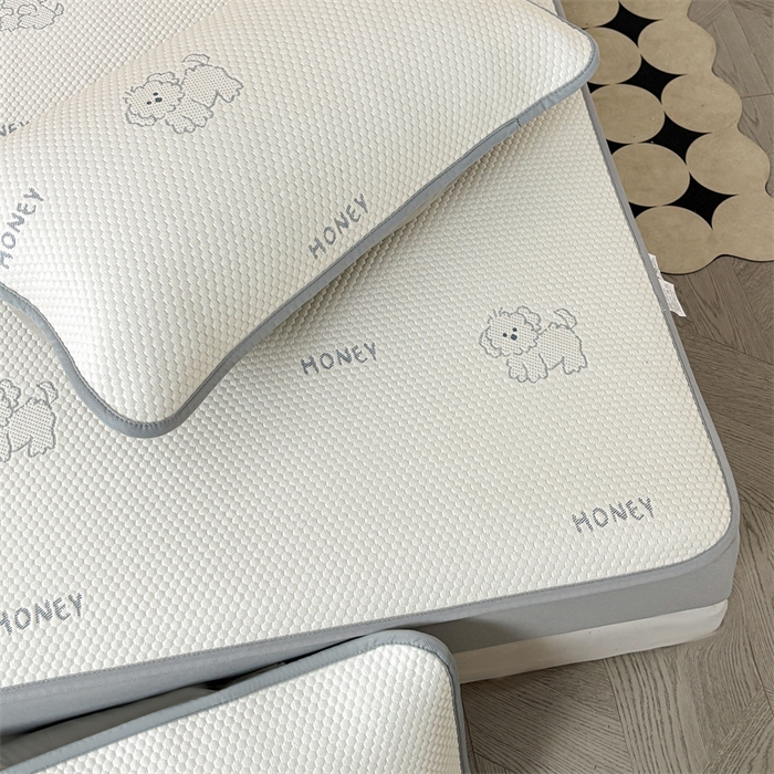 91家纺网 家纺一手货源 找家纺 雯豆家纺 2025新款PE凉感提花冰丝床笠三件套全包中分子床罩床垫保护套 琪琪小狗-床笠款