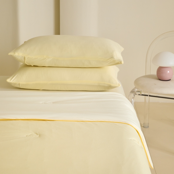 91家纺网 家纺一手货源 找家纺 大彩家居 2025新款A类针织四季被-场景一 奶黄色